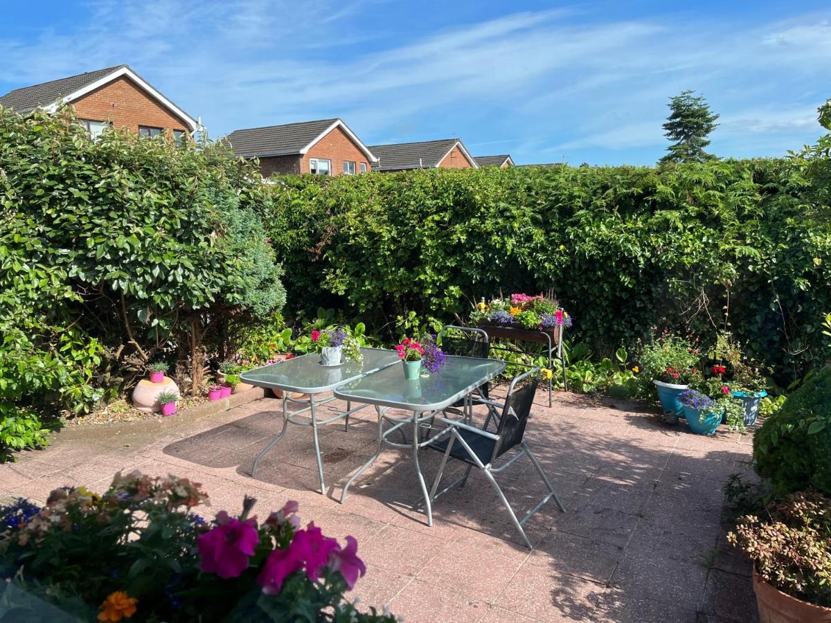 Spacious 5 Double Bed Bedroom Bungalow Near Belfast Lisburn Exterior photo